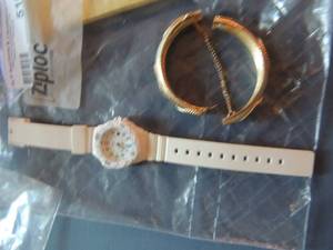 lot 516 image: Casio Watch and gold bracelet (needs repair)