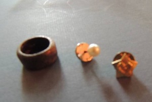 lot 522 image: Ring and 2 tie tacs