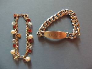 lot 523 image: Bracelet with faux pearls, rhinestones and hearts and an ID bracelet engraved BAT