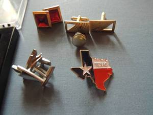 lot 542 image: Cufflinks x 4 pair plus Texas pin