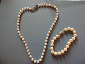 lot 556 image: Faux pearl necklace and bracelet