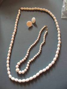 lot 558 image: White 24 beaded necklace and choker and pair of earrings