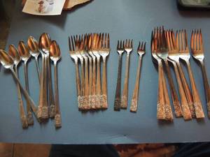 lot 560 image: NATIONAL SILVERWARE - SILVERPLATE - SALAD FORKS X 8, DINNER FORKS X 8, LONG TEASPOONS X 8, BUTTER KNIVES X 2   PICKLE FORKS X 3   29 PCS
