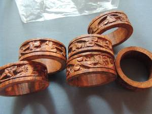 lot 529 image: CARVED WOOD NAPKIN RINGS QTY6