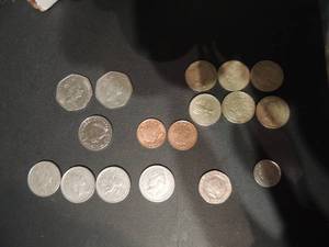 lot 562 image: FOREIGN MONEY  - GREAT BRITAIN COINS - 1 POUND X 6, 50 PENCE X2, 20PENCE X 2, 5 PENCE X 1, 10 PENCE, X 3 & ONE PENNY X 2