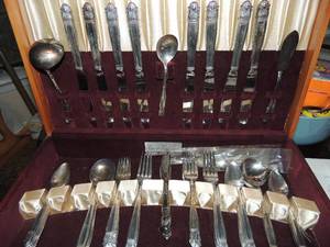 lot 528 image: HOLMES & EDWARDS SILVERWARE - SILVERPLATE  59 PCS