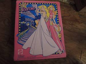 lot 585 image: VINTAGE BARBIE  CASE  FASHION TRUNK  #1004   1977