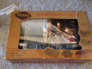 lot 20 image: Mirro Cookie-Pastry press in original box