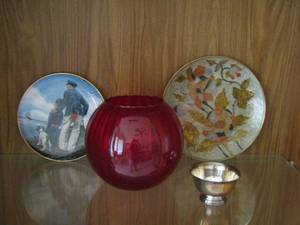 lot 53 image: Red vase, decorative plates, Mini BOWL silver Wm Rogers  a Paul Revere Reproduction
