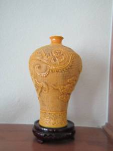 lot 9 image: Dragon Vase Carved very beautiful and detailed with stand 11 tall without stand 10 tall - BROUGHT FROM KOREA