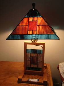 lot 3 image: Stain glass lamp 25 shade on lamp 14x14 works