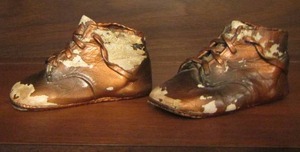 lot 17 image: VINTAGED BRONZED BABY BOOTIES  - SHOWING THERE AGE