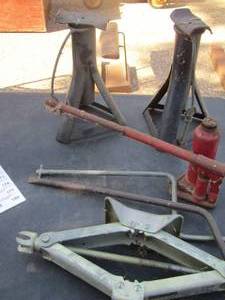 lot 170 image: hydraulic jack, crow bar, 2 jack stands