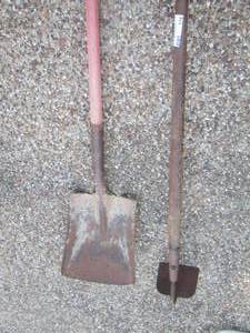 lot 176 image: GARDEN HOE & Shovel
