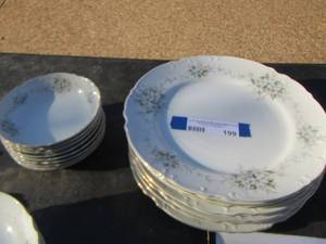 lot 199 image: Mikasa Jennifer 9317   - Dinner plates, BERRY BOWLS, SALAD PLATE & BOWLS   24 PLUS PIECES