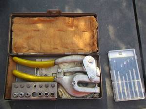 lot 233 image: mini screw driver set, hand punch