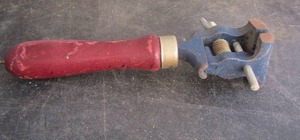 lot 261 image: VINTAGE HAND HELD VISE CLAMP- JEWELERS, WATCHMAKERS, GUNSMITHS