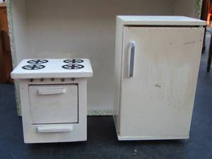 lot 287 image: doll house furniture, fridge and stove