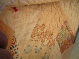 lot 323 image: VINTAGE handmade quilt