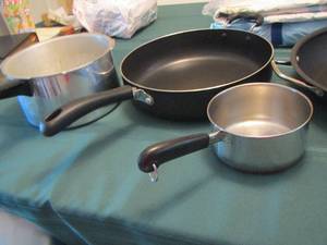 lot 325 image: pots and pans no lids