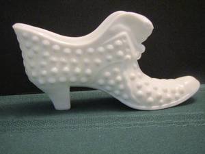 lot 385 image: Milk glass bubbled shoe dcor