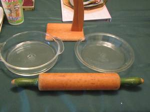 lot 126 image: rolling pin, 2 pie plates, banana holder