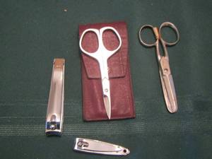 lot 128 image: 2 pairs of finger nail clippers, 2 pair of small scissors