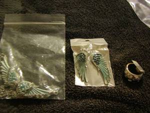 lot 39 image: Turquoise angel wing necklace with matching earrings, size 6 womans ring