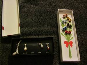 lot 31 image: Rose tree of rose earrings, believe hope and faith charms
