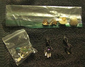lot 40 image: womens earrings