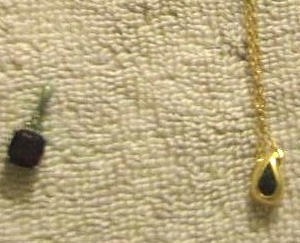 lot 45 image: Necklace pendant and a Necklace with a pendant