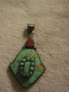 lot 63 image: Turquoise necklace trinket