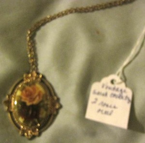 lot 133 image: Vintage Sarah Coventry 3 rose oval necklace