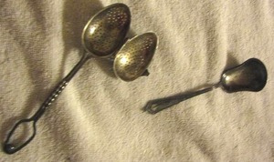 lot 80 image: Silver loose Tea spoon &  silverplate sugar shell