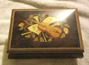 lot 99 image: Music jewelry box