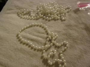 lot 105 image: white bead necklace