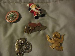 lot 147 image: shirt pins, Santa, cats and turquise pin