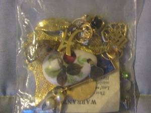 lot 151 image: bag of womens jewlery pieces mixed