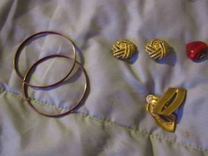 lot 152 image: clip on and hoop earrings various pairs