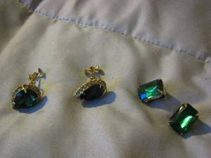 lot 159 image: 2 pair of Green Stone Earrings