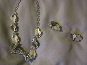 lot 161 image: white and grey stone necklace and earring set