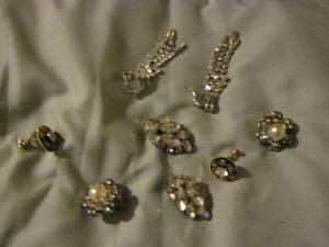 lot 172 image: 4 pair of womens clip on earrings