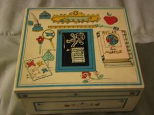 lot 174 image: school dcor jewelry box
