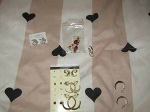 lot 197 image: various pairs of earrings
