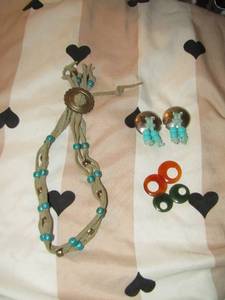 lot 200 image: Turquoise earrings - bracelet