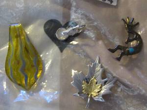lot 204 image: BROACHES & LAPEL Pins plus