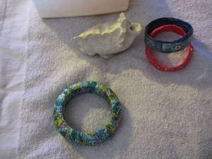 lot 214 image: womens plastic bracelets