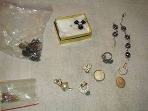 lot 215 image: various earrings