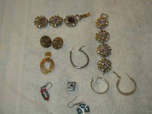 lot 217 image: various womens earrings