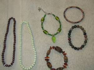 lot 220 image: 2 beaded necklaces and 4 bracelets
